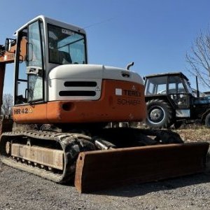 foto 12.5t bagr ofset guma Terex HR42 mimoosé rýpání