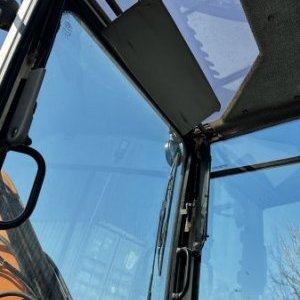 foto 12.5t bagr ofset guma Terex HR42 Schaeff mimoosé rýpání
