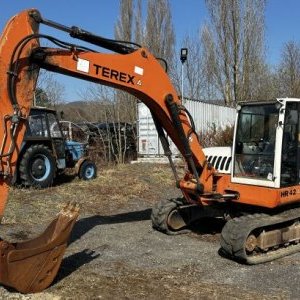 foto 12.5t bagr ofset guma Terex HR42 Schaeff mimoosé rýpání